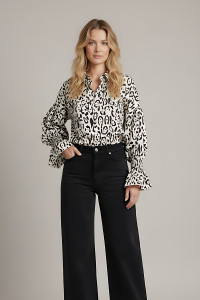 Cream silk long-sleeved shirt for the office Кремовый