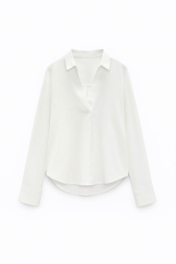 Witte, losvallende linnen damesblouse met V-hals . Wit .