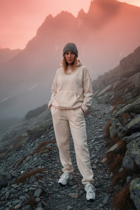 Cremefarbener warmer Fleece-Anzug mit Kapuzenpullover und Hose Кремовый