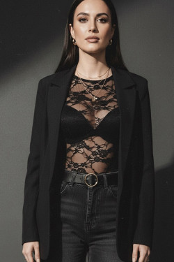 Чорний вечірній гіпюровий лонгслів приталеного крою .