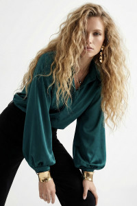 Green satin office blouse with puffed sleeves Зеленый