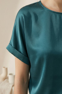 Emerald loose-fit silk blouse with short sleeves Изумрудный