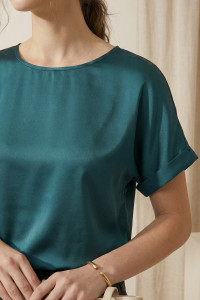 Emerald loose-fit silk blouse with short sleeves Изумрудный