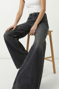 Schwarze, locker geschnittene Jeans mit hoher Taille aus Baumwolle . Schwarz. Черный