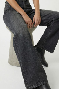 Schwarze, locker geschnittene Jeans mit hoher Taille aus Baumwolle . Schwarz. Черный