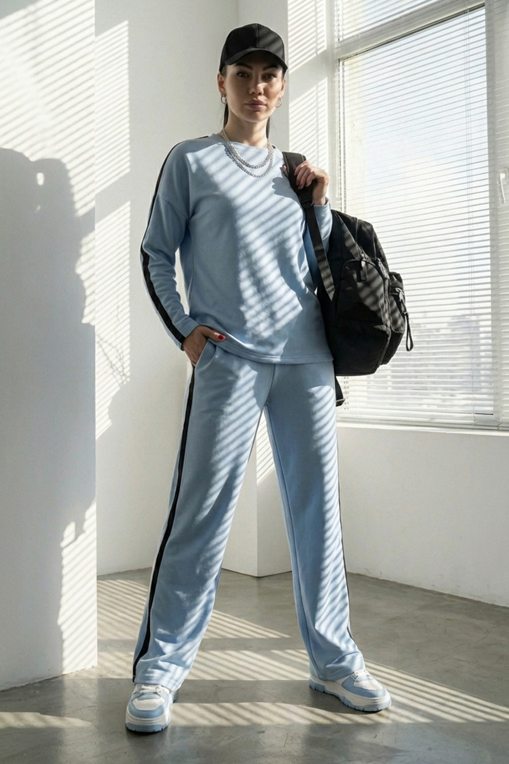 Survêtement Bleu en molleton à trois fils avec bandes latérales.