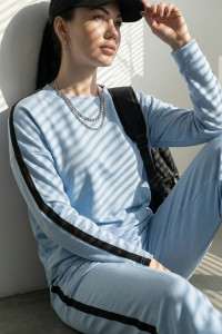 Blau Trainingsanzug aus dreifädigem Sweatshirtstoff mit seitlichen Streifen. Голубой