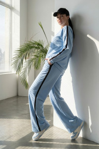 Blau Trainingsanzug aus dreifädigem Sweatshirtstoff mit seitlichen Streifen. Голубой