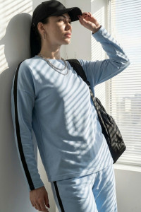 Blau Trainingsanzug aus dreifädigem Sweatshirtstoff mit seitlichen Streifen. Голубой