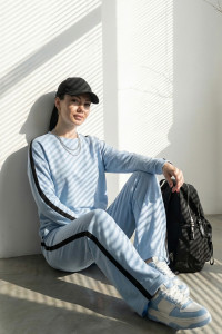 Blau Trainingsanzug aus dreifädigem Sweatshirtstoff mit seitlichen Streifen. Голубой