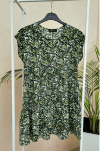 Коротка зелена сукня вільного крою з рюшами з штапелю . Зелений. Зеленый