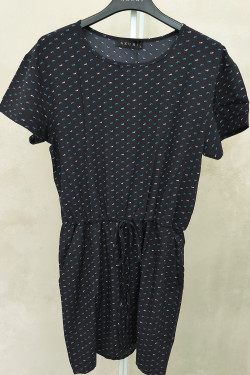 Vestido azul, vaporoso, de corte holgado y manga corta. Azul .