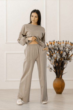 Beige sweatshirt without a hood with voluminous sleeves