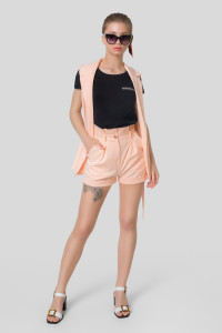 Женский костюм для офиса с шортами и жилетом персиковый Персиковый