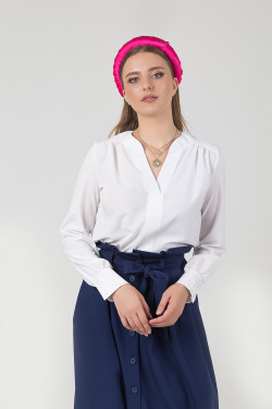 Blouse blanche élégante pour femme en tissu doux, idéale pour le bureau, avec manches . Blanc.