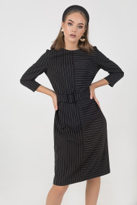 Czarna sukienka wizytowa z tiulu z rękawem trzy czwarte i paskiem. Czarny. Черный