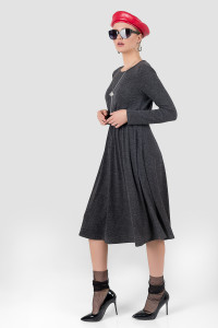 Klasyczna sukienka biznesowa z wiskozy w kolorze ciemnoszarym . Ciemnoszary. Темно-серый