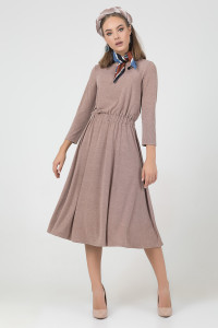 Een basisjurk van viscose in mokkakleur voor de herfst., in Mocha Мокко