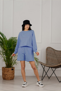 Голубой спортивний костюм з двонитки, що складається зі світшота та шортів. Голубой