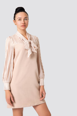 Повсякденна сукня міді бежевого кольору з бантом на шиї, з костюмної тканини . Бежевий