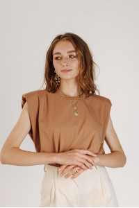 Caramel-colored, straight-cut cotton tank top with shoulder pads Карамель