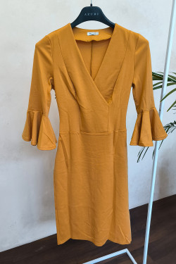 Robe de bureau pour femme en tricot moutarde avec volant . Moutarde. La Moutarde