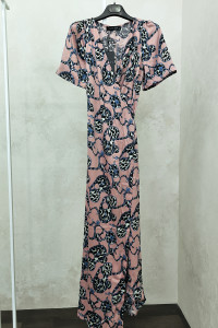 Korallenfarbenes, lässiges Wickelkleid in Midilänge mit Ärmeln . Коралловый