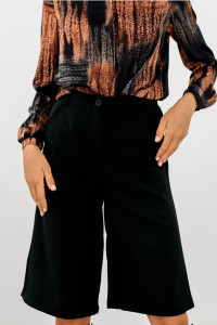 Удлиненные женские шорты-бермуды из костюмной ткани черные Черный Черный