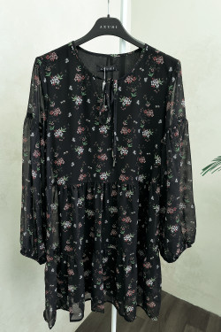 Krótka sukienka z lekkiego szyfonu w kolorze czarno-białym z falbanami . Czarno-biały.