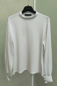 White knitted turtleneck with puffed sleeves and a stand-up collar Белый