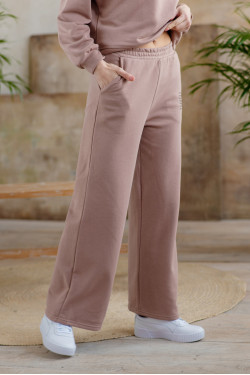 Жіночі спортивні штани прямого крою з трикотажу кольору мокко.