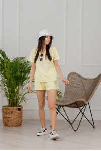 Желтый жіночий костюм з бавовни з шортами та футболкою. Желтый