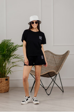 Czarny sportowy dres bawełniany ze spodenkami i koszulką.