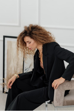 Veste noire pour femme en tissu de costume, coupe semi-ajustée. Noir