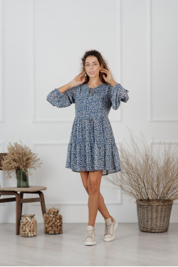 Krótka niebieska sukienka z lekkiego szyfonu z falbaną na dole. Niebieski .