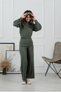 Conjunto deportivo femenino de color verde pino, tejido Picea. Verde pino. De Picea Еловый