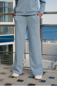 Graublaue Sporthose im weiten Schnitt aus Lacoste Graublau. Серо-голубой