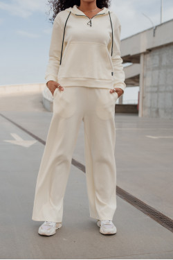 Damskie beżowe spodnie dresowe w kolorze kości słoniowej z tkaniny Lacoste. Kość słoniowa