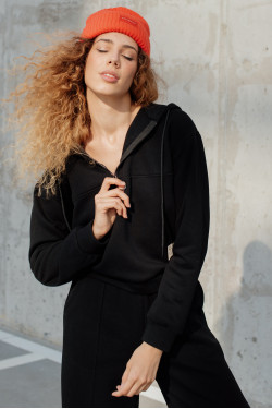 Felpa Nero con cappuccio e interno in pile.