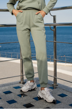 Pantaloni de trening tip jogger, din tricot, de culoare verde mentă, cu talie înaltă.