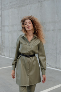 Olivgrünes Langarmhemd aus Kunstleder . Olive. Оливковый