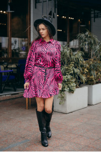 Krótka jedwabna sukienka koszulowa w kolorze fuksji z ukrytą listwą. Fuksja Фуксия