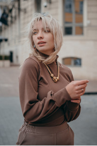 Chocolate colored knitted turtleneck with puffed sleeves Шоколад