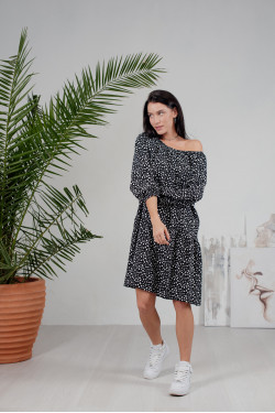 Черное платье миди из штапеля свободного силуэта с рюшей Черный