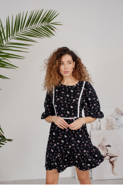 Черное короткое платье из штапеля с кружевом и объемными рукава Черный