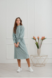 Романтическое платье миди Шалфей с воротником-стойкой и рюшами Шалфей