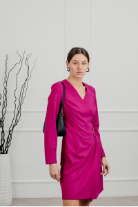 Деловое платье миди с запахом на пуговицах цвета фуксия Фуксия