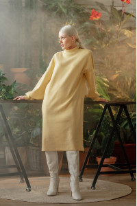 Янтарное платье миди из ангоры с воротником-стойкой и длинным Янтарный Янтарный