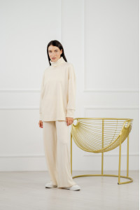 Теплый брючный костюм из ангоры кремовый в стиле casual Кремовый