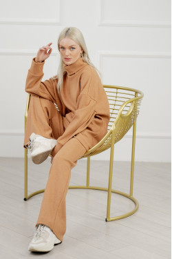 Теплый брючный костюм из ангоры свободного кроя цвета кемел